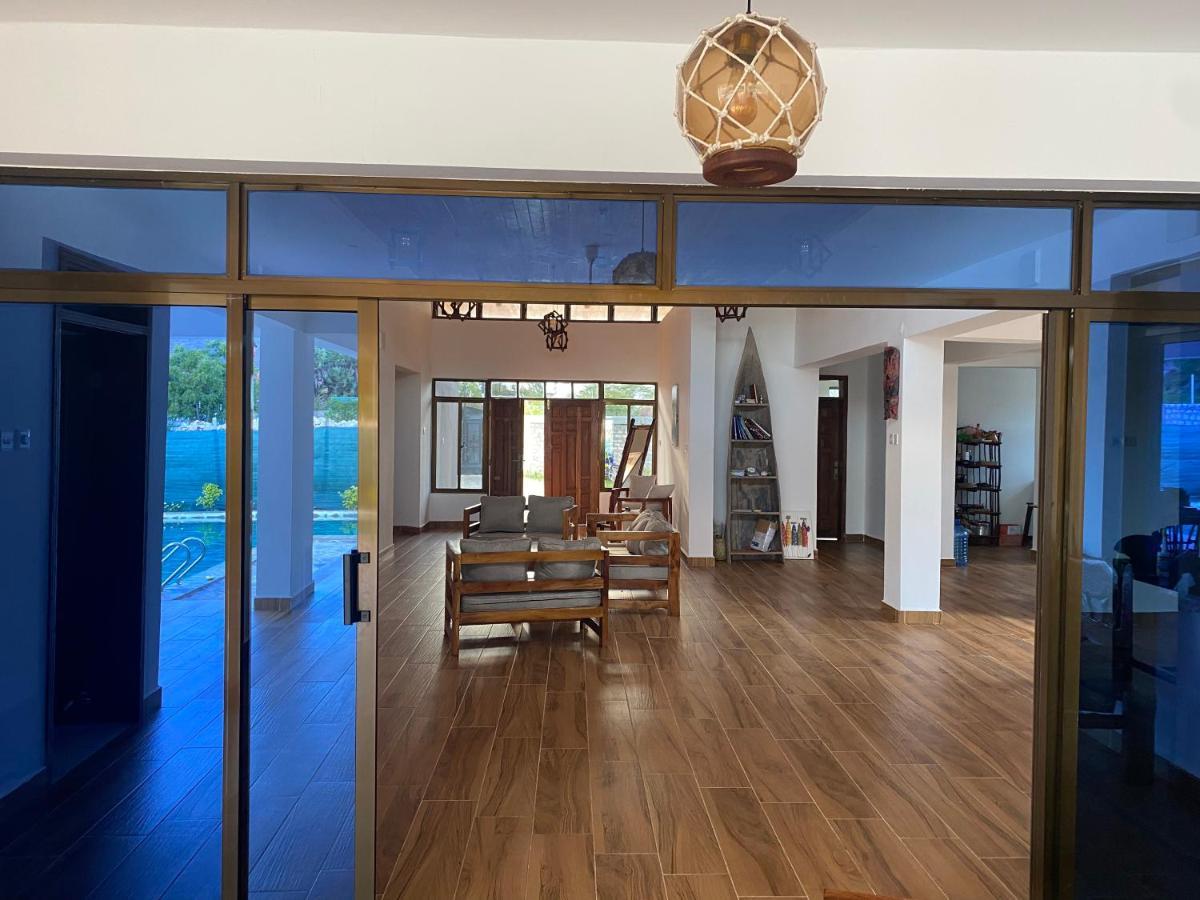 Private Backdoor Villa With Big Swimming Pool And Services Of Chef Included Diani Beach Exterior photo