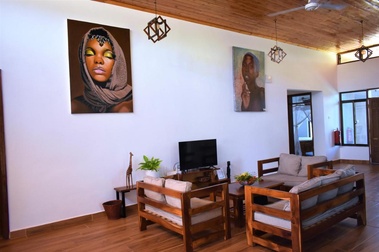 Private Backdoor Villa With Big Swimming Pool And Services Of Chef Included Diani Beach Exterior photo