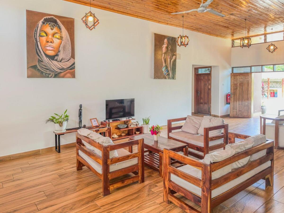 Private Backdoor Villa With Big Swimming Pool And Services Of Chef Included Diani Beach Exterior photo