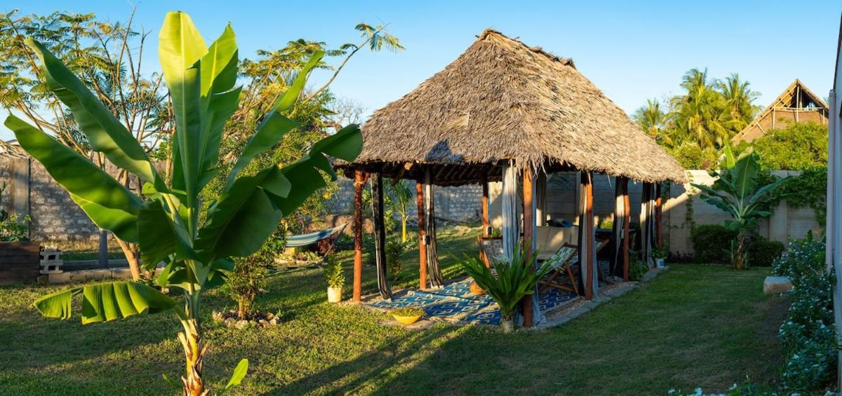 Private Backdoor Villa With Big Swimming Pool And Services Of Chef Included Diani Beach Exterior photo